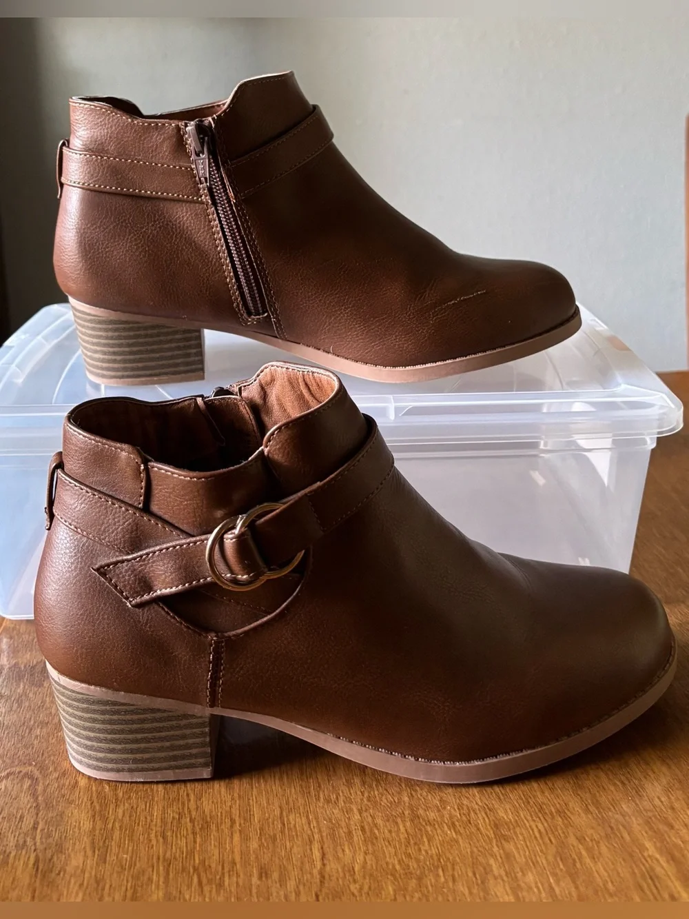 Girl’s-Kids brown ankle bootie with buckle accent